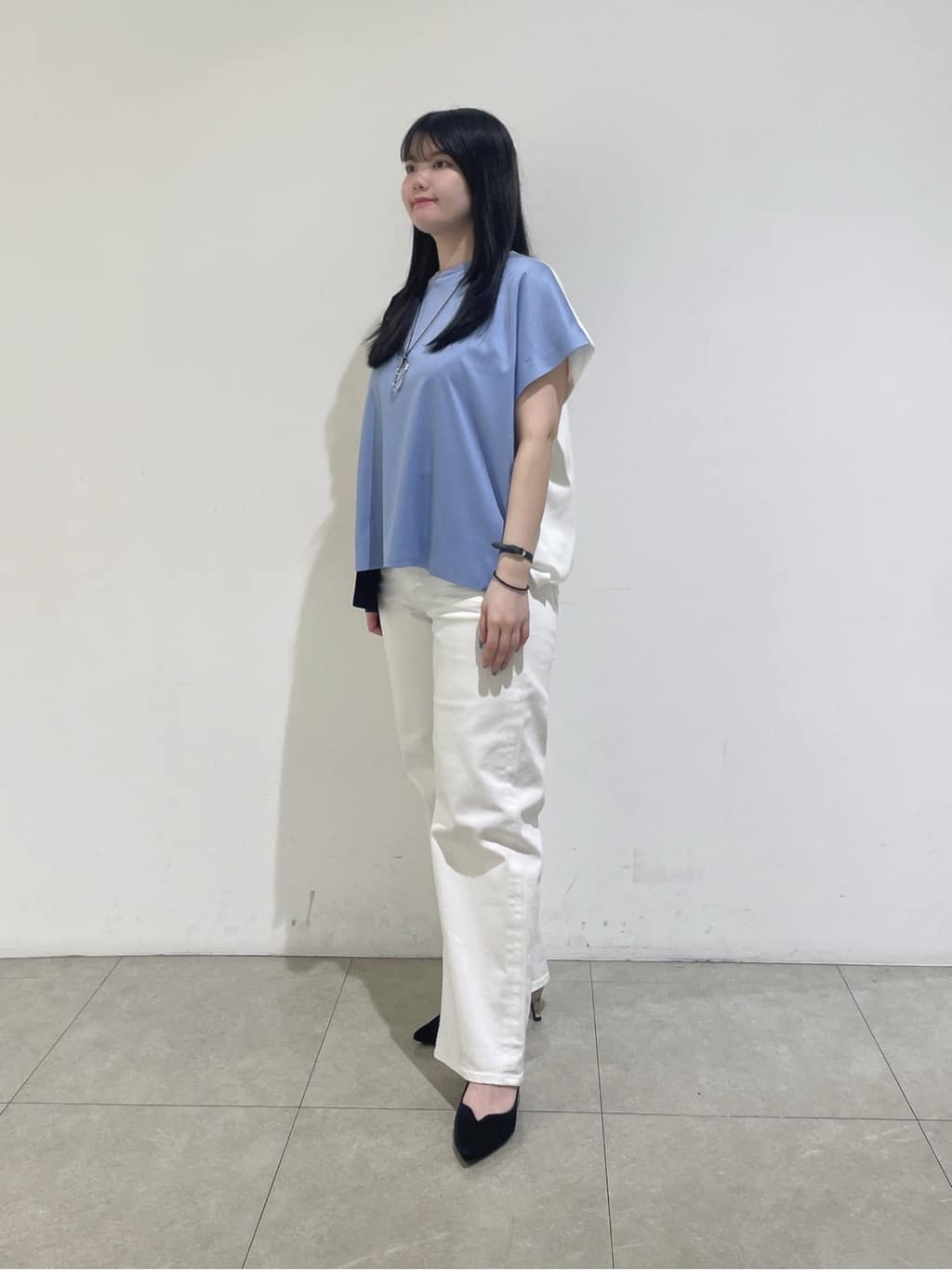 emikaさんの「INDIVI｜【洗える／汗ジミ防止】バイカラー＆アシメヘム Tシャツ」を使ったコーディネート