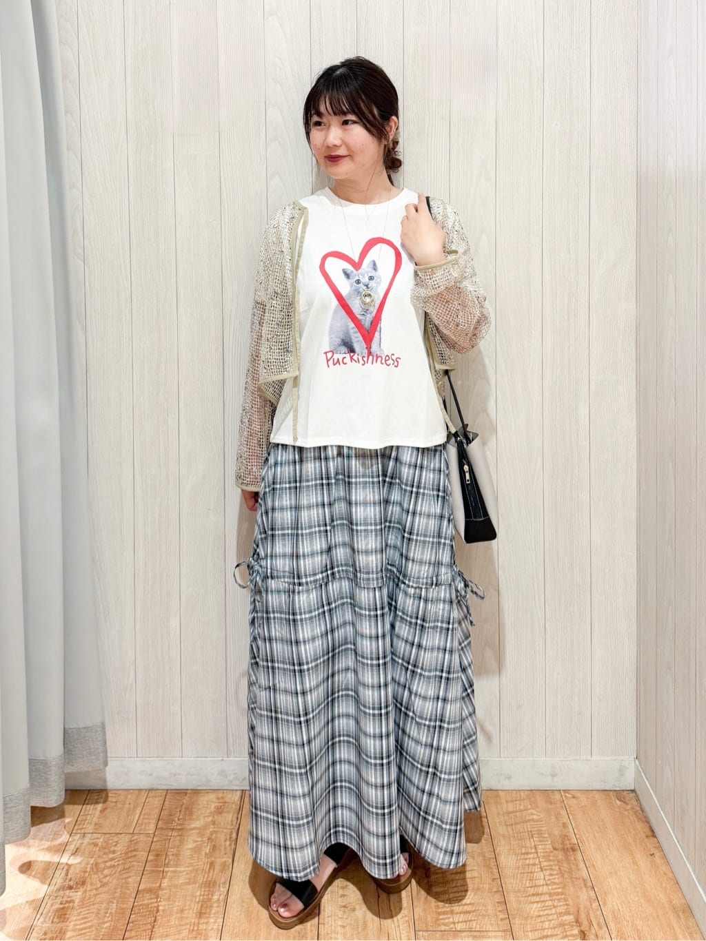 愛さんの「SHOO･LA･RUE｜【S-LL/ひんやり/汗ジミ軽減/UVカット】グラフィックアソートTシャツ」を使ったコーディネート
