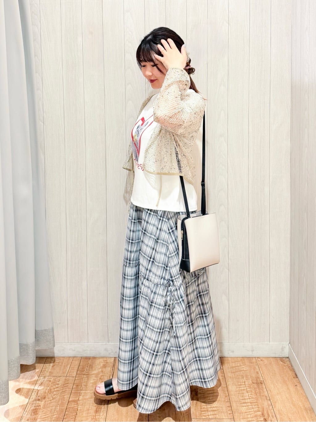 愛さんの「SHOO･LA･RUE｜【S-LL/ひんやり/汗ジミ軽減/UVカット】グラフィックアソートTシャツ」を使ったコーディネート