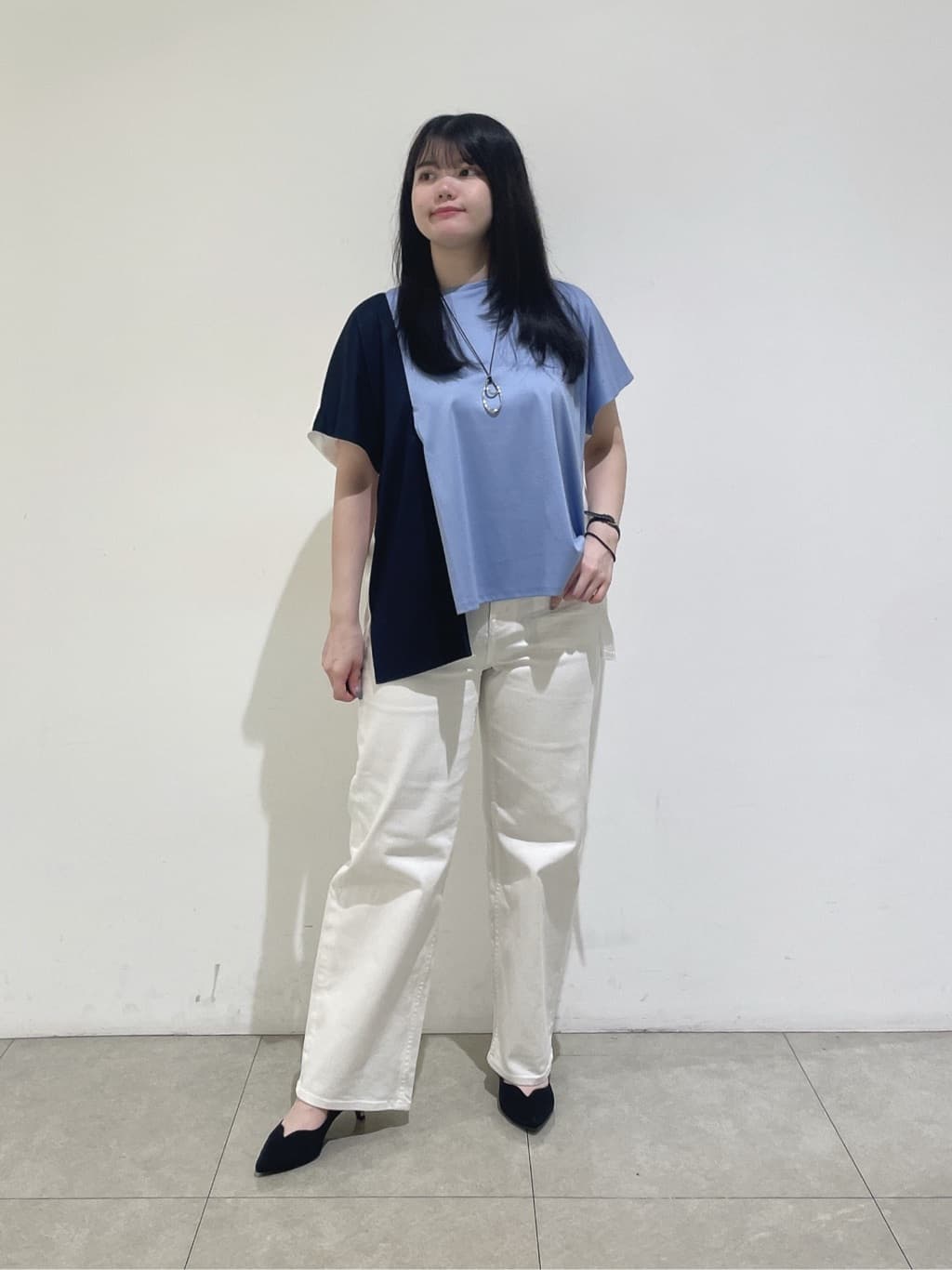 emikaさんの「INDIVI｜【洗える／汗ジミ防止】バイカラー＆アシメヘム Tシャツ」を使ったコーディネート