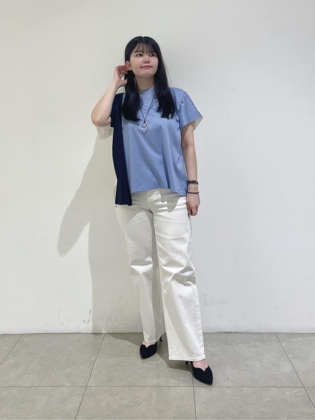 emikaさんの「INDIVI｜【洗える／汗ジミ防止】バイカラー＆アシメヘム Tシャツ」を使ったコーディネート