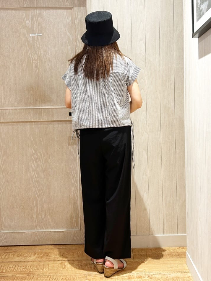 yukaさんの「SHOO･LA･RUE｜【洗える/S-LL】シルエット変化を楽しめる サッカーストライプ柄スキッパートップス」を使ったコーディネート