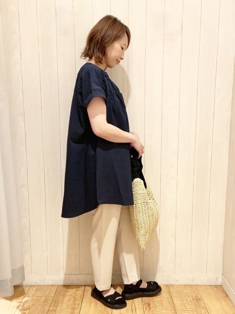 あいこさんの「SHOO･LA･RUE｜【S-LL/ひんやり/体型カバー】サッカーストライプ Aラインチュニックブラウス」を使ったコーディネート