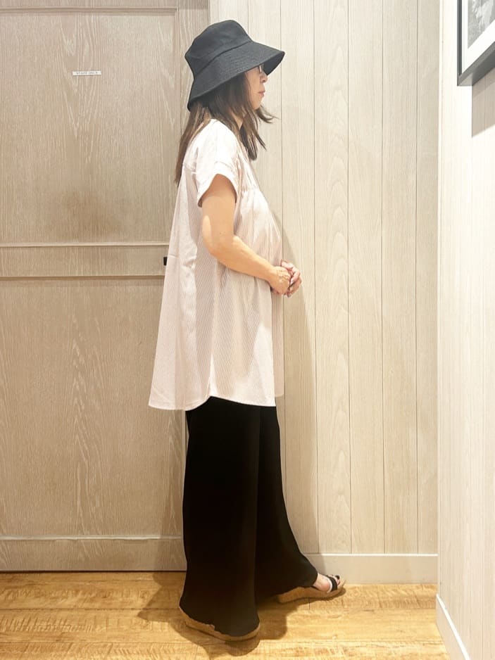 yukaさんの「SHOO･LA･RUE｜【S-LL/ひんやり/体型カバー】サッカーストライプ Aラインチュニックブラウス」を使ったコーディネート