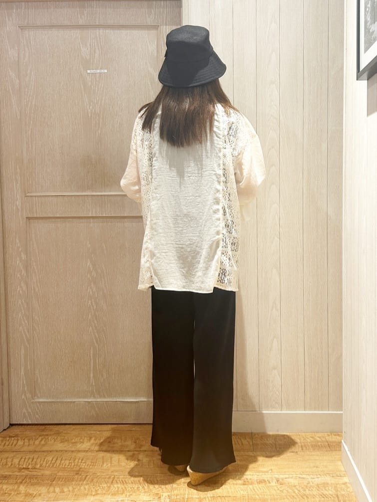 yukaさんの「SHOO･LA･RUE｜【着丈選べる】一枚でこなれ見え サイドレースブラウス」を使ったコーディネート