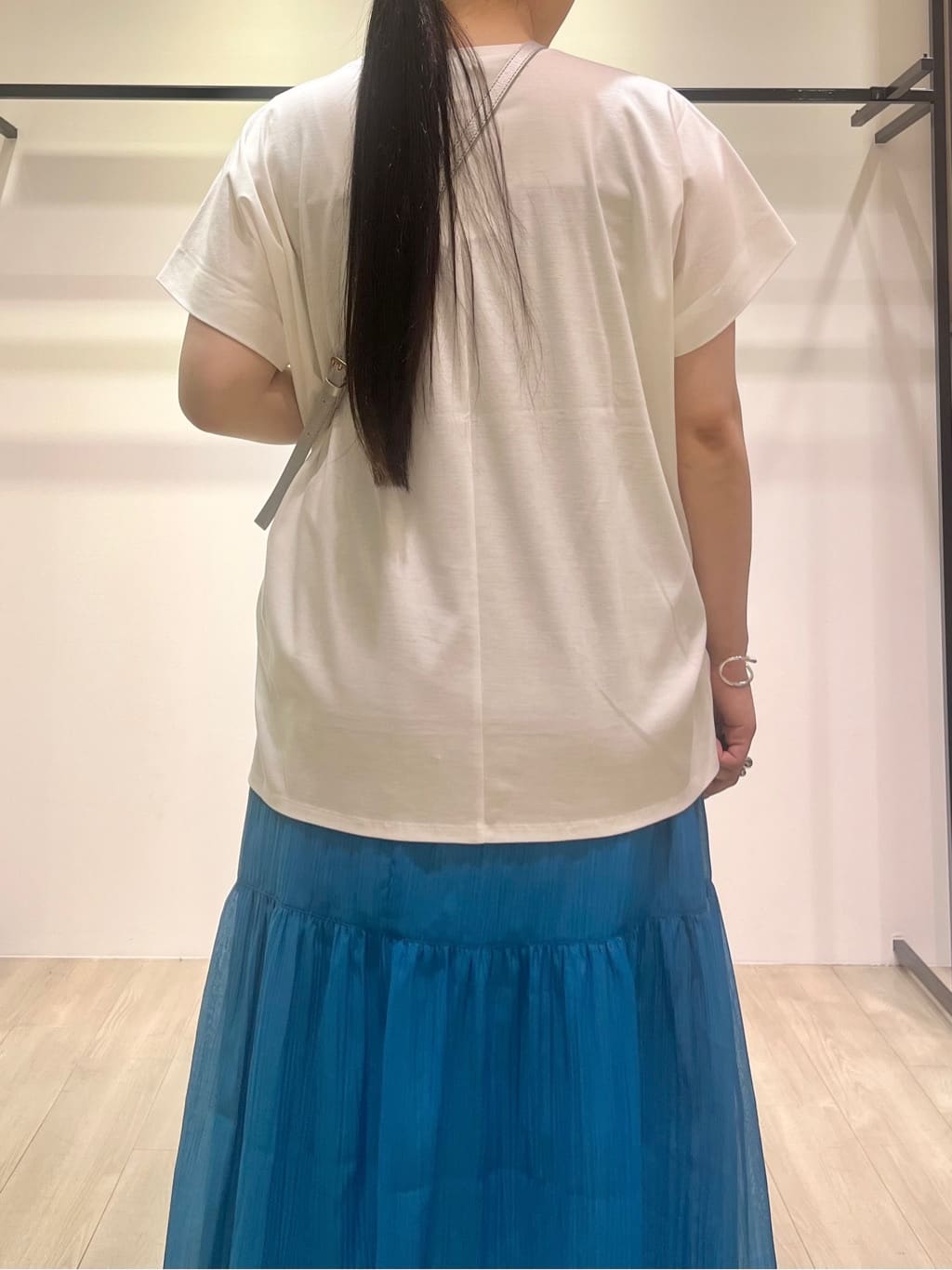 hasuさんの「INDIVI｜【洗える／汗ジミ防止】バイカラー＆アシメヘム Tシャツ」を使ったコーディネート