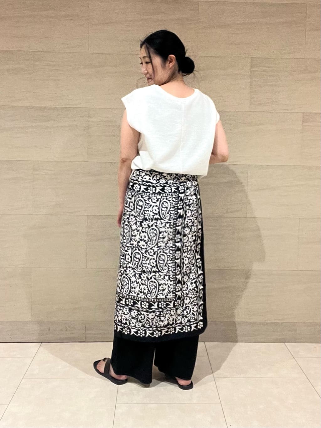 TOMOMIさんの「INDIVI｜【2点セット／着回し◎】ノースリーブ＆ティアードスカート カセット服」を使ったコーディネート