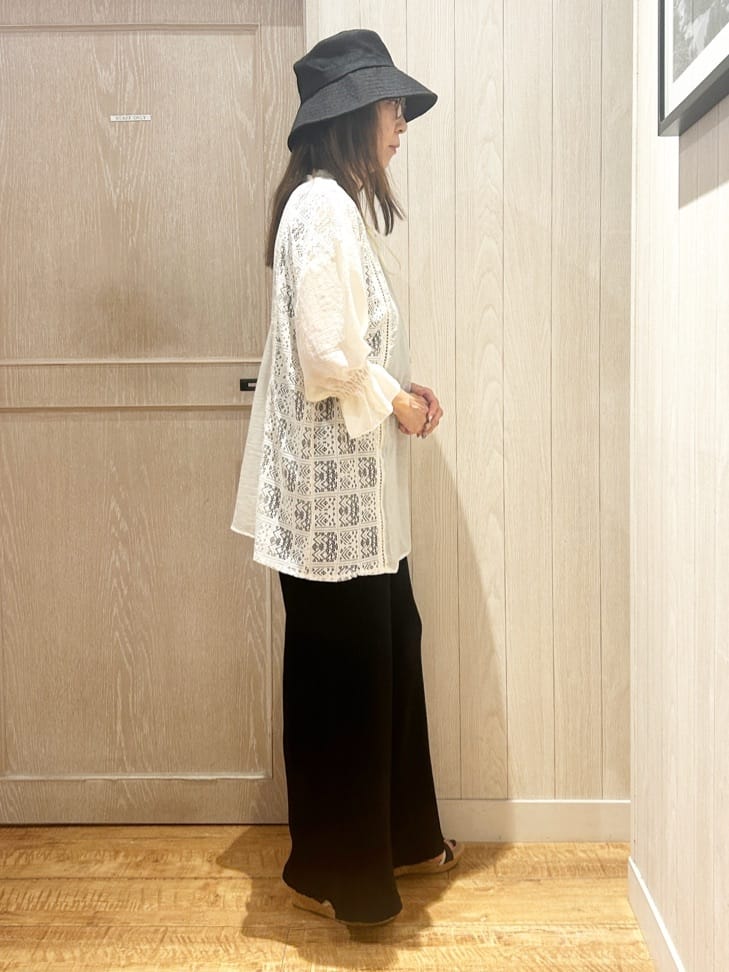 yukaさんの「SHOO･LA･RUE｜【着丈選べる】一枚でこなれ見え サイドレースブラウス」を使ったコーディネート