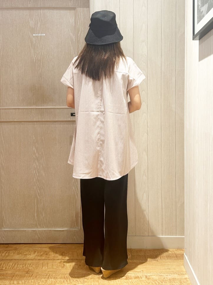yukaさんの「SHOO･LA･RUE｜【S-LL/ひんやり/体型カバー】サッカーストライプ Aラインチュニックブラウス」を使ったコーディネート