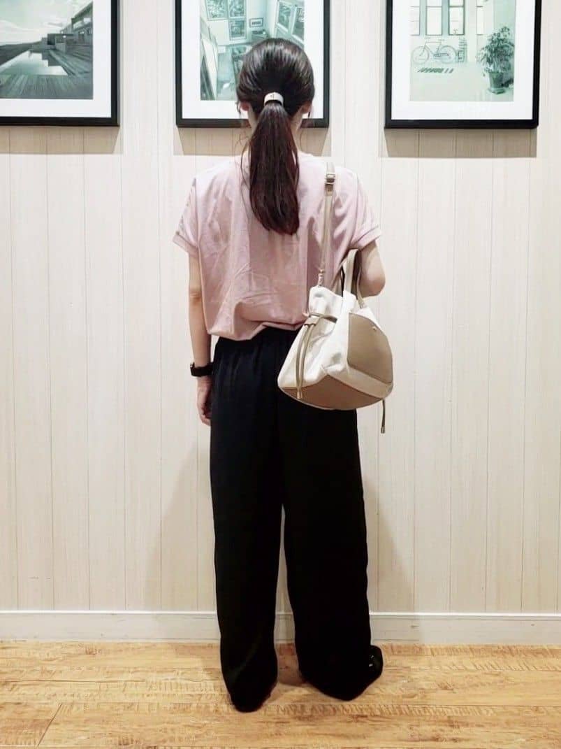 なっちゃんさんの「SHOO･LA･RUE｜◆【洗える/S-LL/ひんやり/UV】汗をかいても気になりにくい スリットトップス」を使ったコーディネート