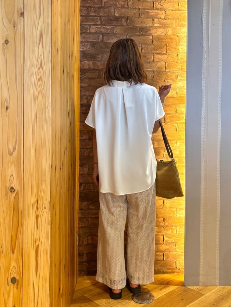 mieさんの「SHOO･LA･RUE｜【洗える/S-LL/プチプラ】さらっとすっきりきれい見え スキッパーブラウス」を使ったコーディネート