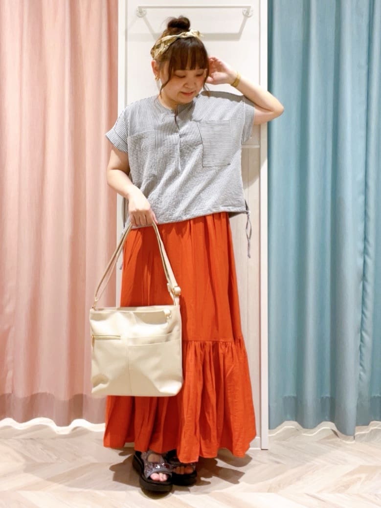 kitaさんの「SHOO･LA･RUE｜【洗える/S-LL】シルエット変化を楽しめる サッカーストライプ柄スキッパートップス」を使ったコーディネート