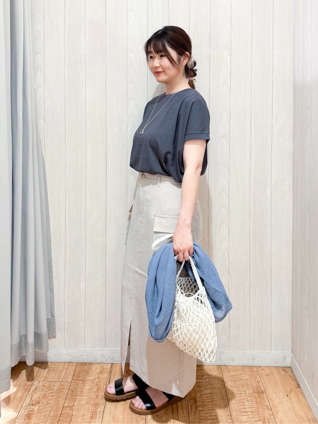 愛さんの「SHOO･LA･RUE｜ゆるっと感がこなれ見え ワッシャーシアー半袖シャツ」を使ったコーディネート