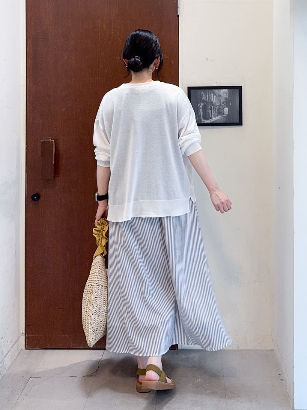 𝐇𝐢𝐫𝐨𝐦𝐢さんの「SHOO･LA･RUE｜【S-LL】ブラウス見えする 軽やかな着心地の しぼしぼトップス」を使ったコーディネート