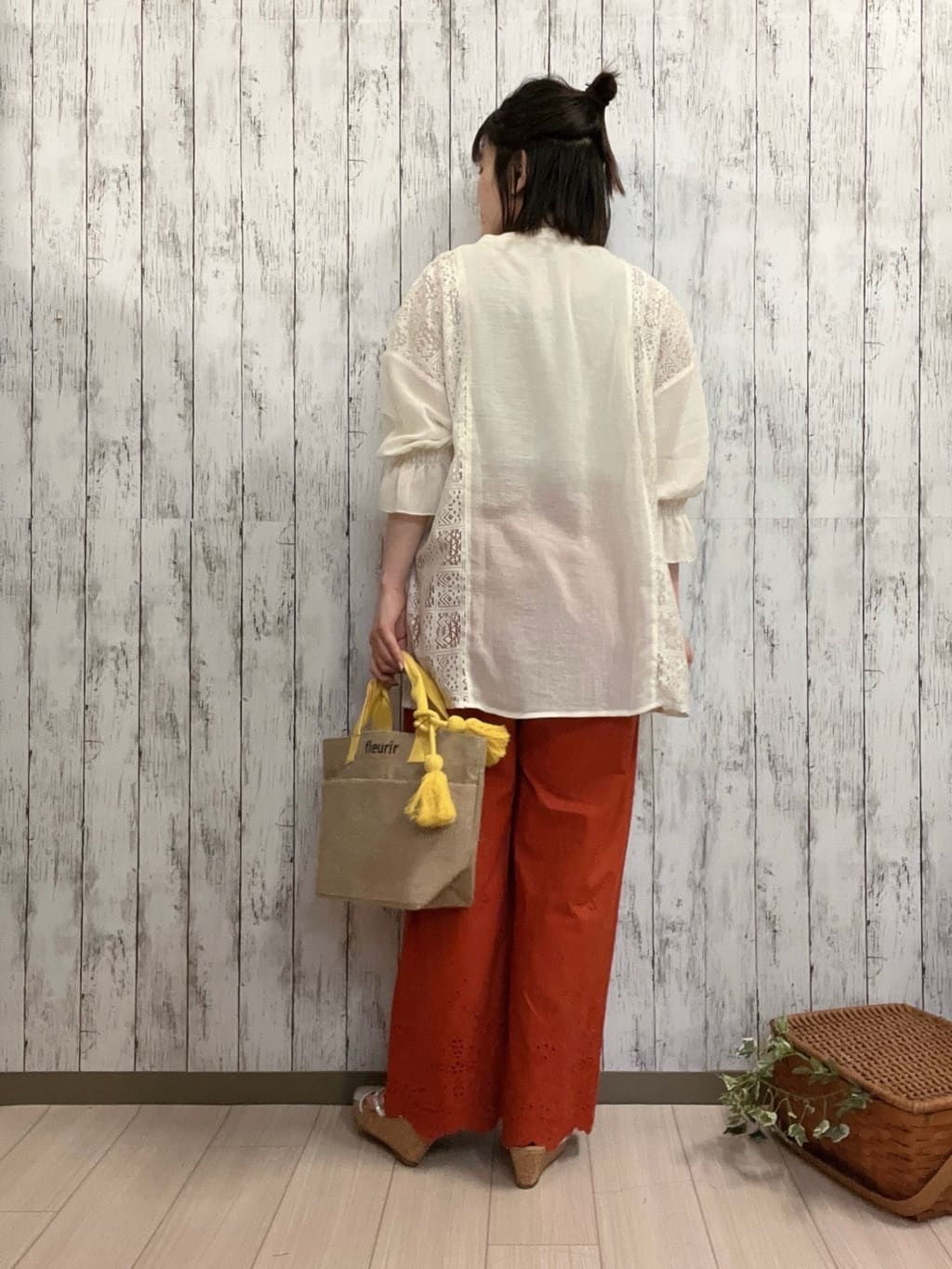 シカさんの「SHOO･LA･RUE｜【S-LL】華やかさをプラスする 裾刺繍ストレートパンツ」を使ったコーディネート