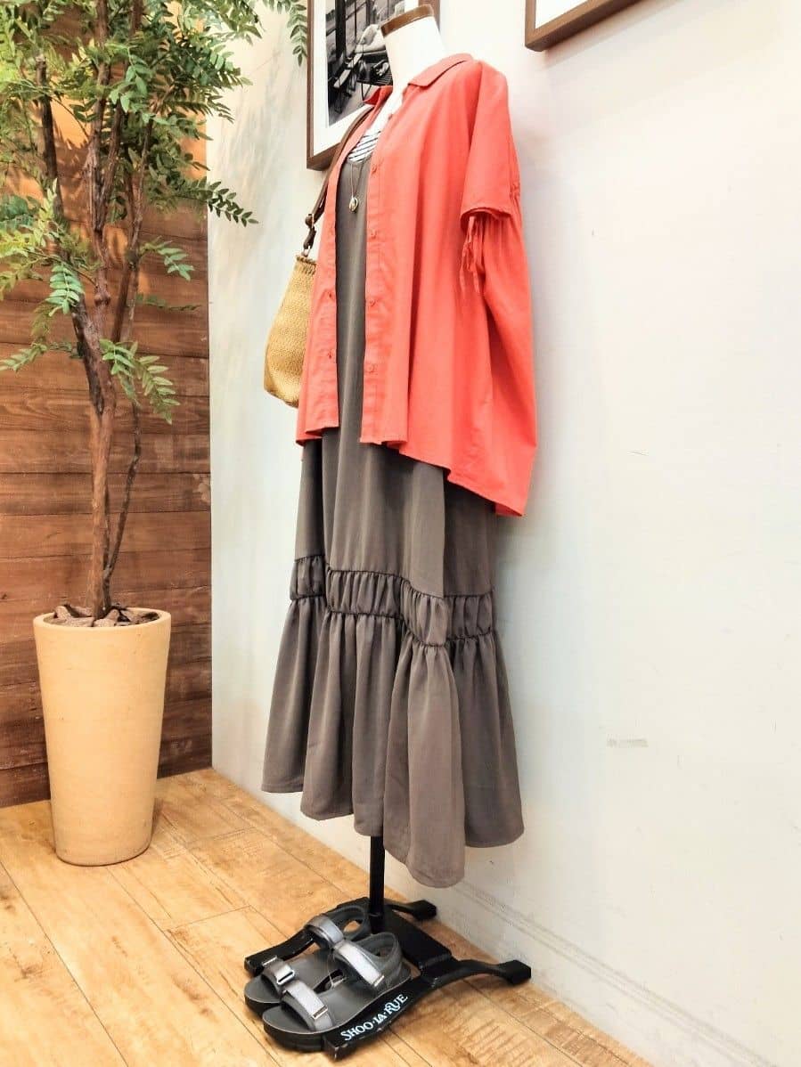 うっちーさんの「SHOO･LA･RUE｜◆【S-LL/ひんやり】後ろ姿も抜かりなく インせず着られる バックギャザーシャツ」を使ったコーディネート