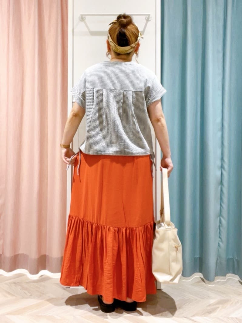 kitaさんの「SHOO･LA･RUE｜【洗える/S-LL】シルエット変化を楽しめる サッカーストライプ柄スキッパートップス」を使ったコーディネート