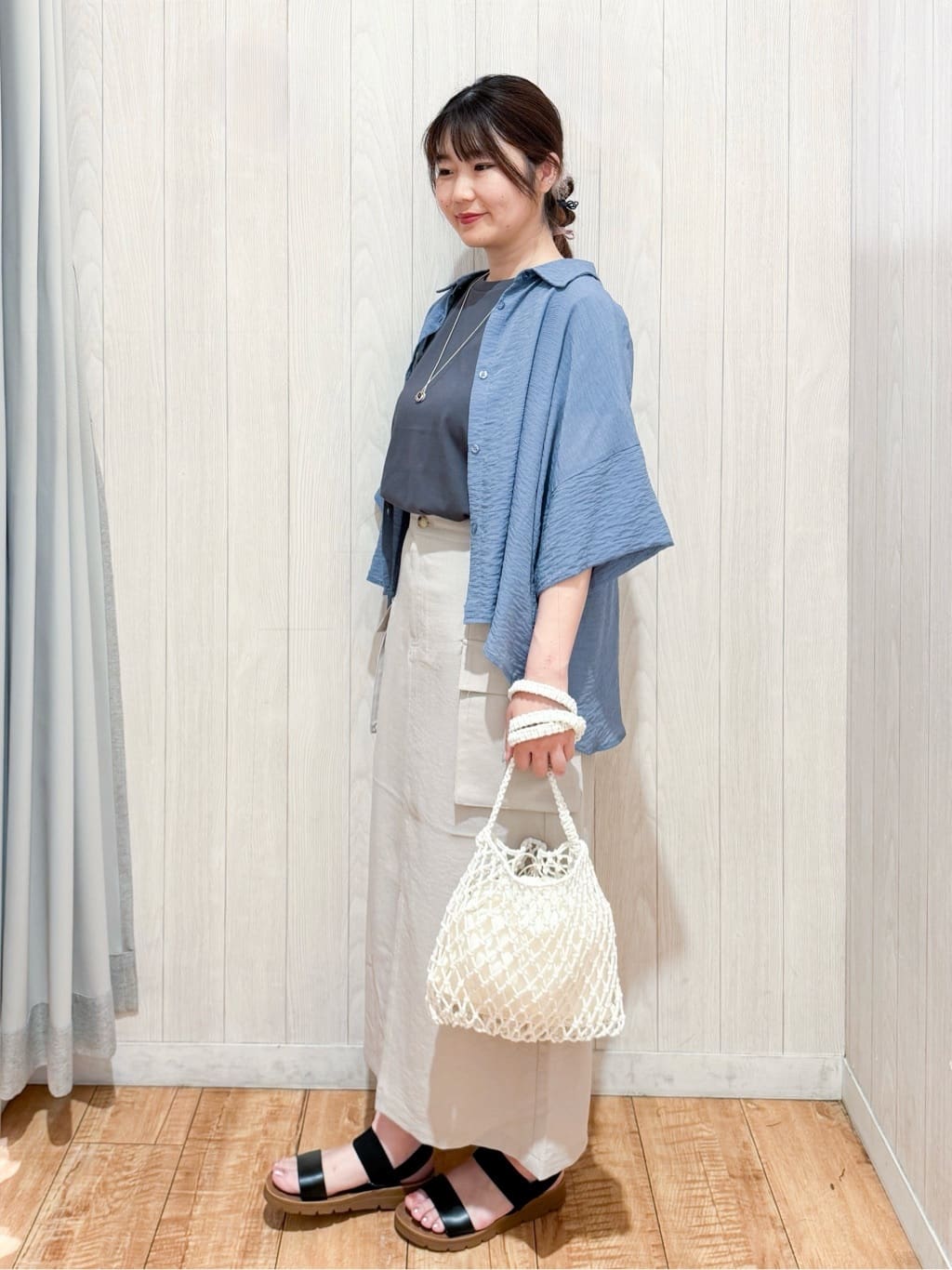 愛さんの「SHOO･LA･RUE｜ゆるっと感がこなれ見え ワッシャーシアー半袖シャツ」を使ったコーディネート