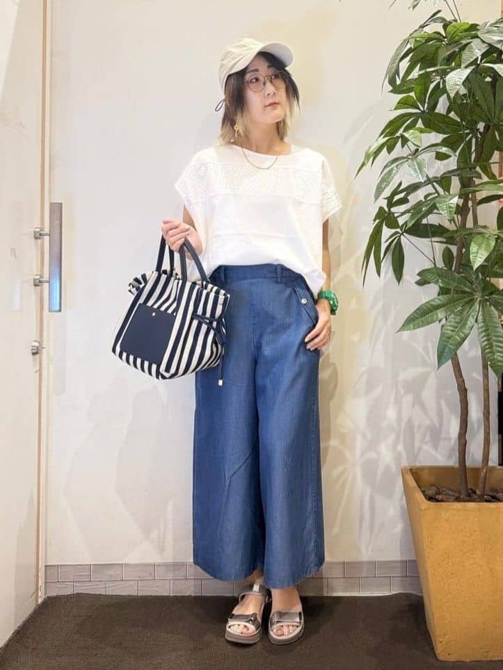 misakiさんの「SHOO･LA･RUE｜【洗える/S-LL/体型カバー】レース使いが華やか フレンチスリーブコットンTシャツ」を使ったコーディネート