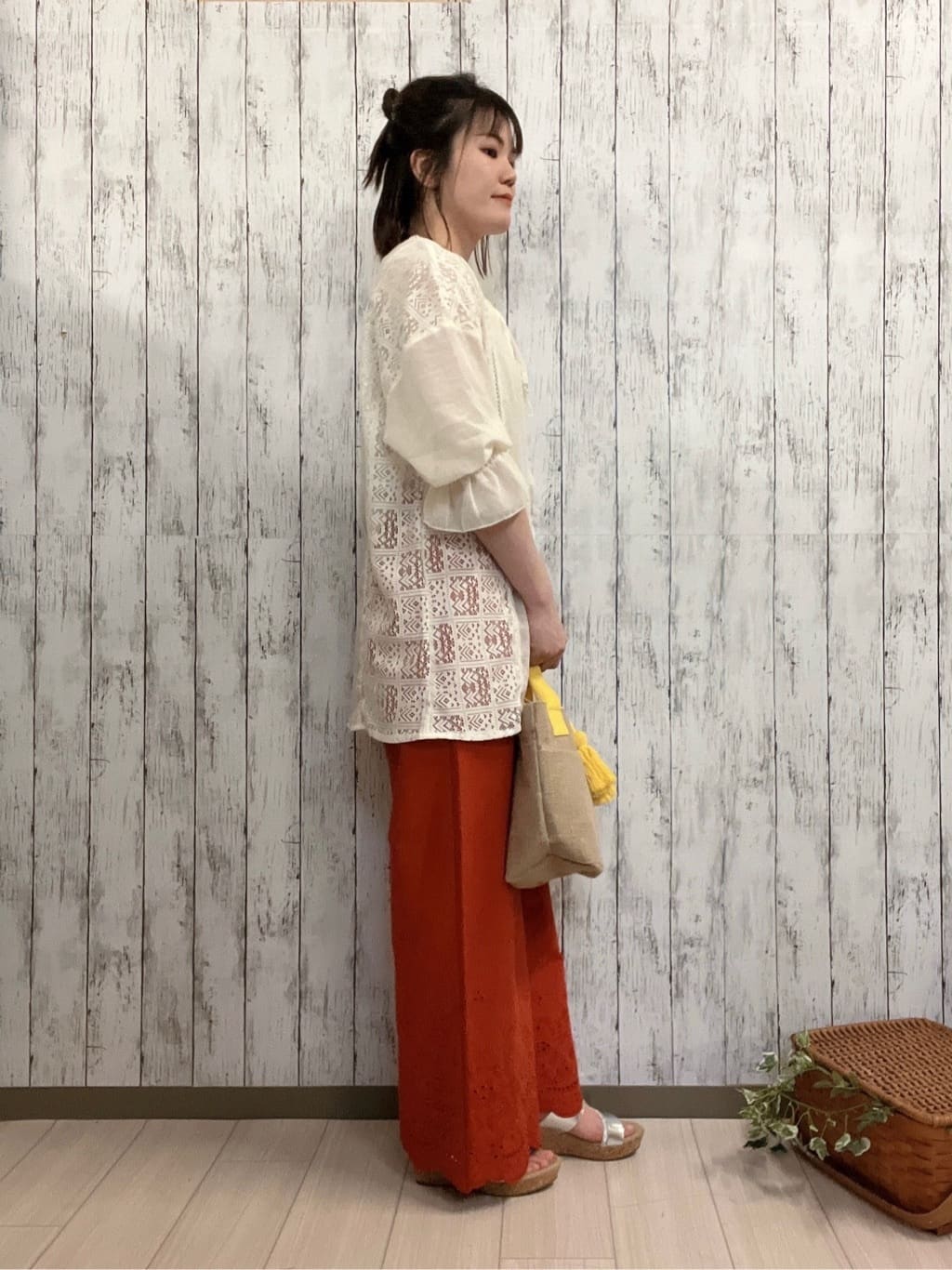 シカさんの「SHOO･LA･RUE｜【S-LL】華やかさをプラスする 裾刺繍ストレートパンツ」を使ったコーディネート