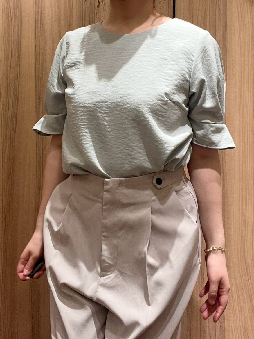 Hitomiさんの「index｜《8色展開／XS-LLサイズ》タックパフスリーブブラウス【洗濯機洗い可／吸水速乾／防シワ／抗ピル】」を使ったコーディネート