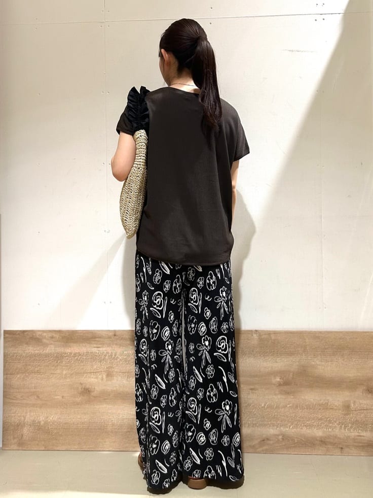 花さんの「SHOO･LA･RUE｜【洗濯機可/柄が選べる】さらさら楽ちん プリーツ ワイドパンツ」を使ったコーディネート