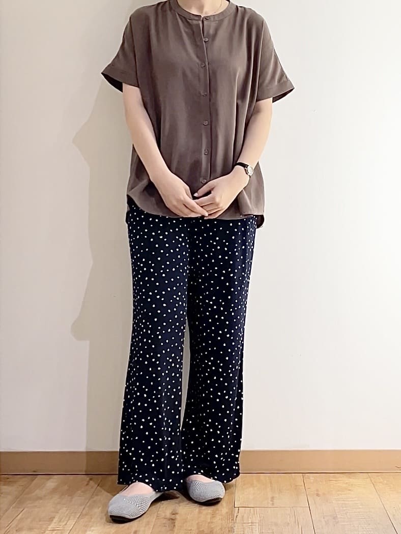 かのさんの「SHOO･LA･RUE｜【洗える/プチプラ】大人の抜け感をプラスする バンドカラーシャツ」を使ったコーディネート