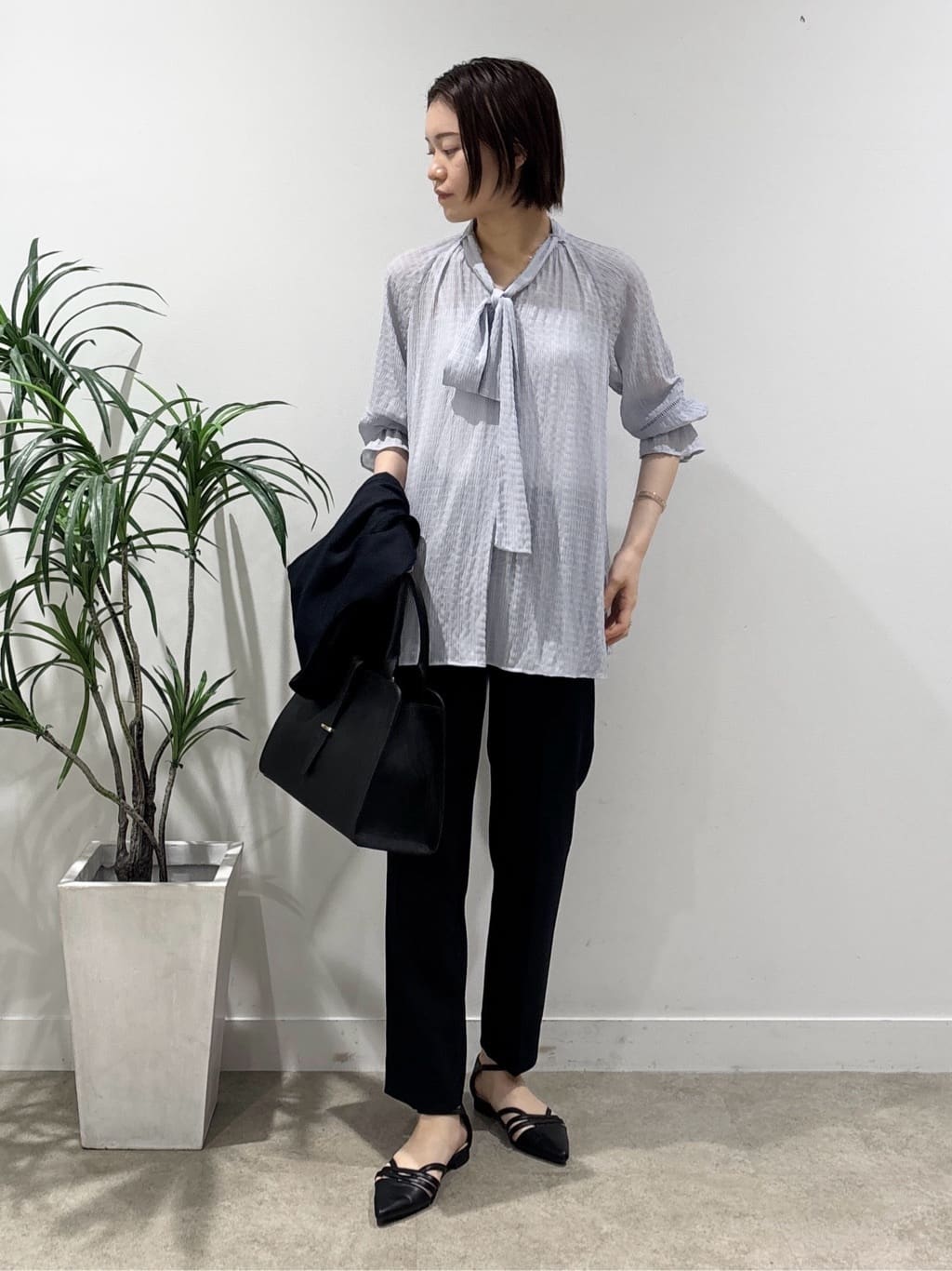 kanaeさんの「INDIVI｜【洗える／シャーリング素材】ボリューム袖エアリーブラウス」を使ったコーディネート