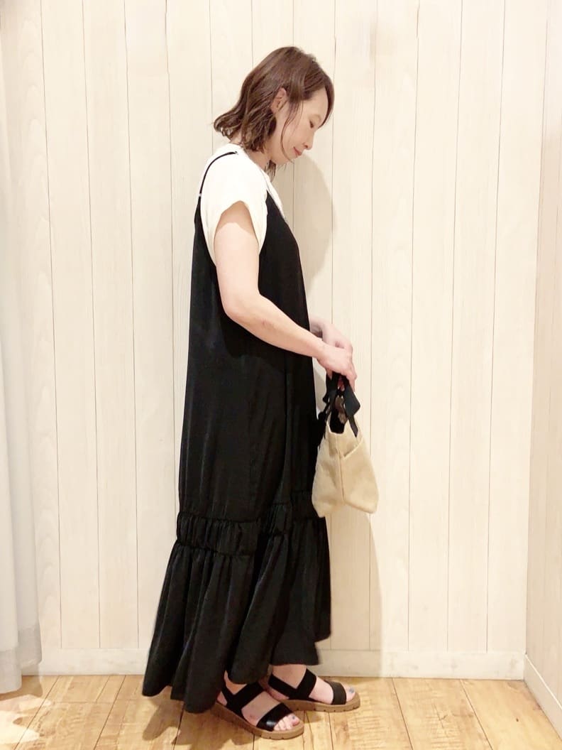 あいこさんの「SHOO･LA･RUE｜【ひんやり】シャーリングがアクセントに 大人のデザインキャミワンピース」を使ったコーディネート