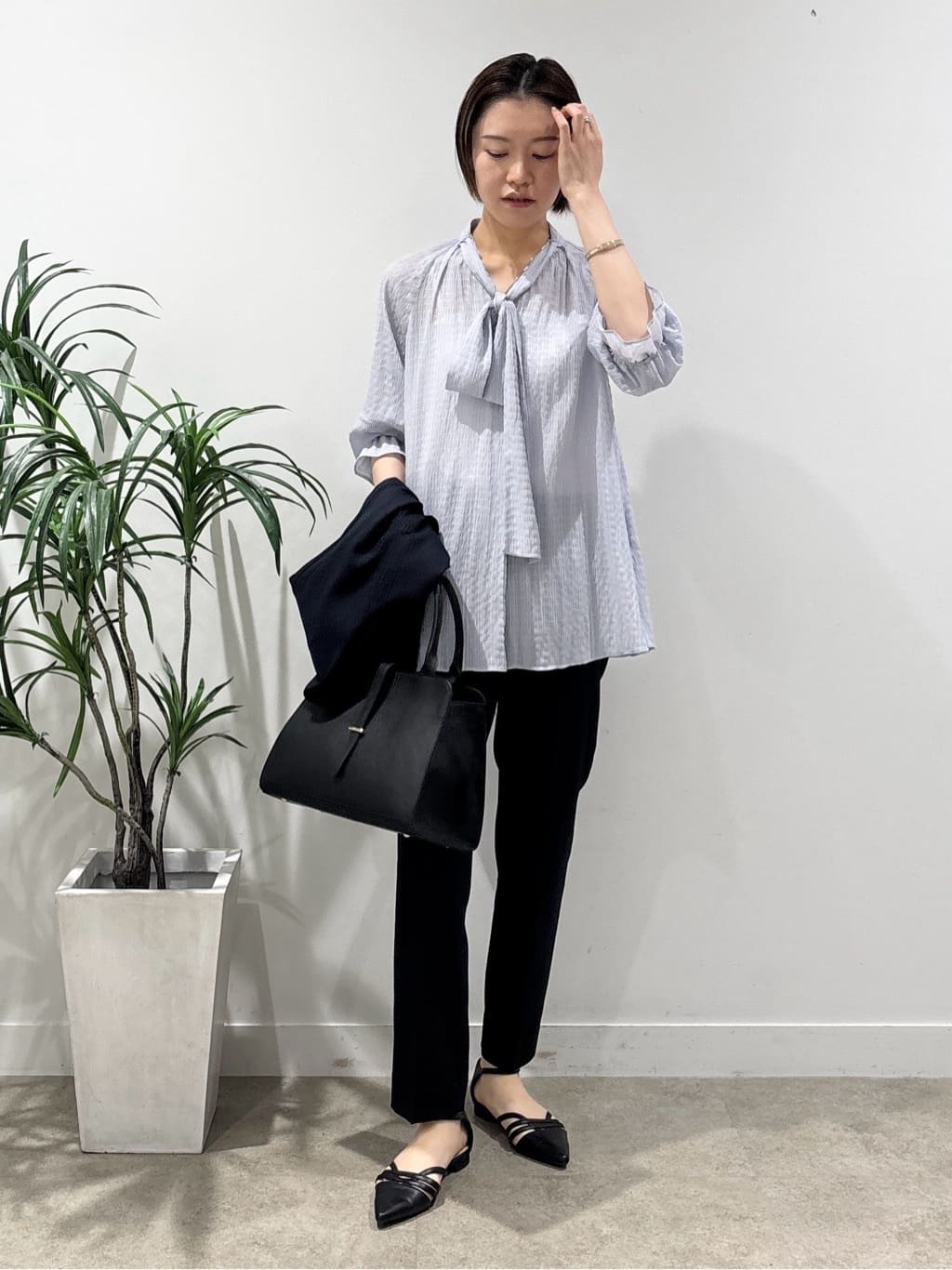 kanaeさんの「INDIVI｜【洗える／シャーリング素材】ボリューム袖エアリーブラウス」を使ったコーディネート