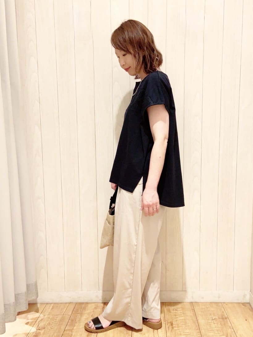 あいこさんの「SHOO･LA･RUE｜【洗える/S-LL/体型カバー】レース使いが華やか フレンチスリーブコットンTシャツ」を使ったコーディネート