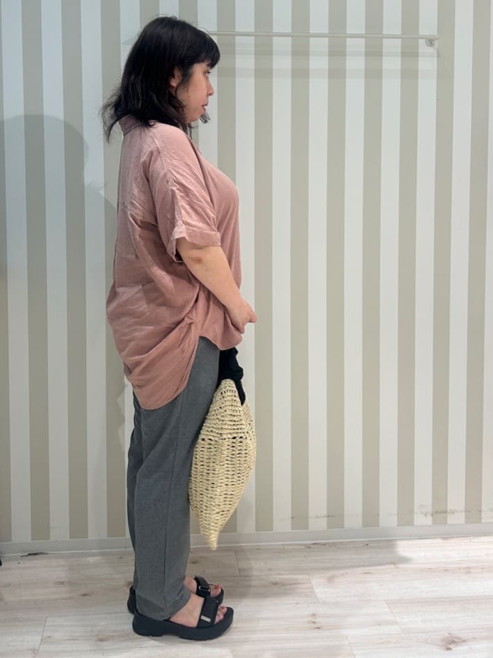 くーさんの「SHOO･LA･RUE｜【S-LL/UV/接触冷感/抗菌防臭】体型を自然にカバー フレンチリネンブレンド襟付ドルマンシャツ」を使ったコーディネート