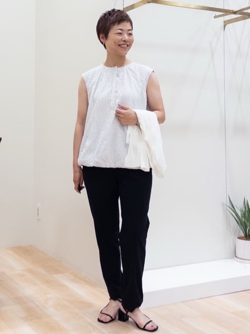 シュウコさんの「grove｜キレイも動きやすさも　美脚見えハイパーストレッチパンツ」を使ったコーディネート