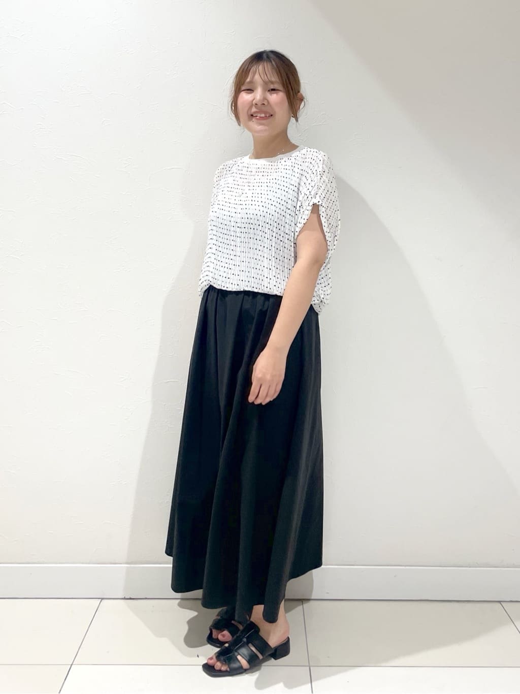 YUUKIさんの「INDIVI｜◆【洗える／ドット柄／凹凸素材】プリーツデザインブラウス」を使ったコーディネート