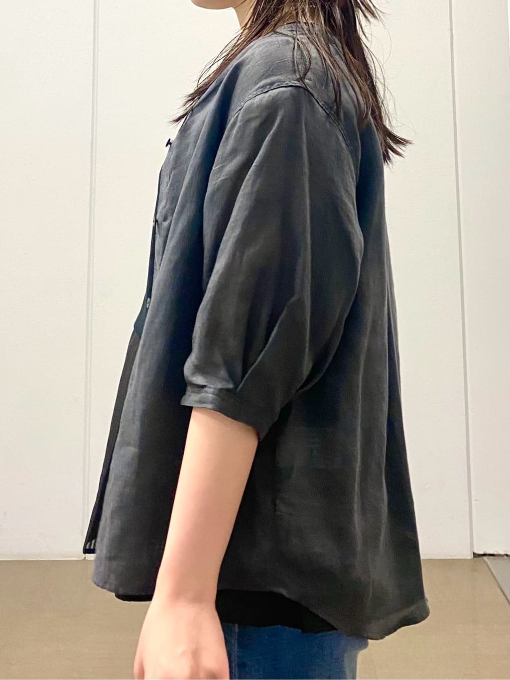 misakiさんの「INDIVI｜【褒められデニム】ワイドストレート デニムパンツ」を使ったコーディネート