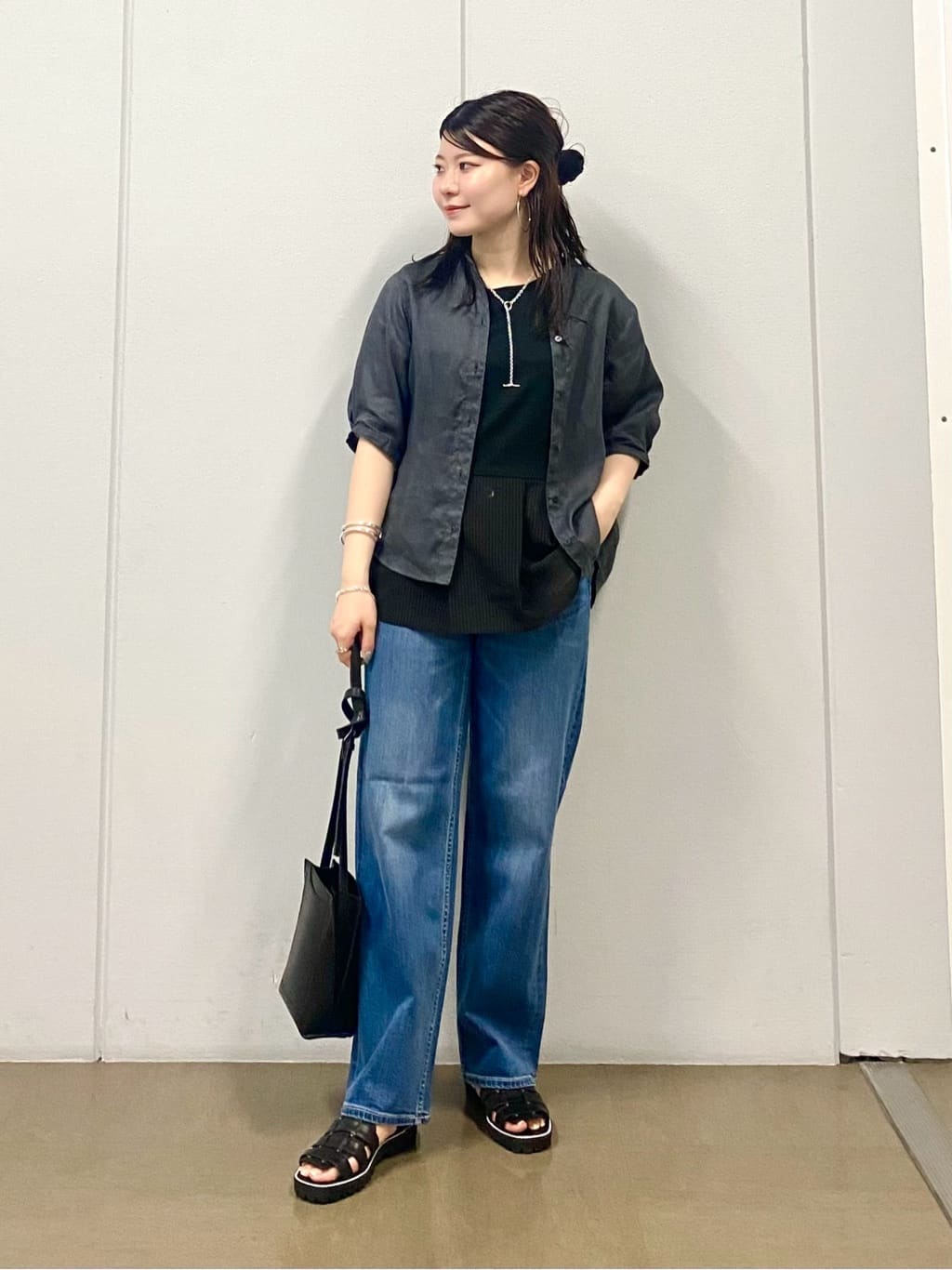 misakiさんの「INDIVI｜【褒められデニム】ワイドストレート デニムパンツ」を使ったコーディネート