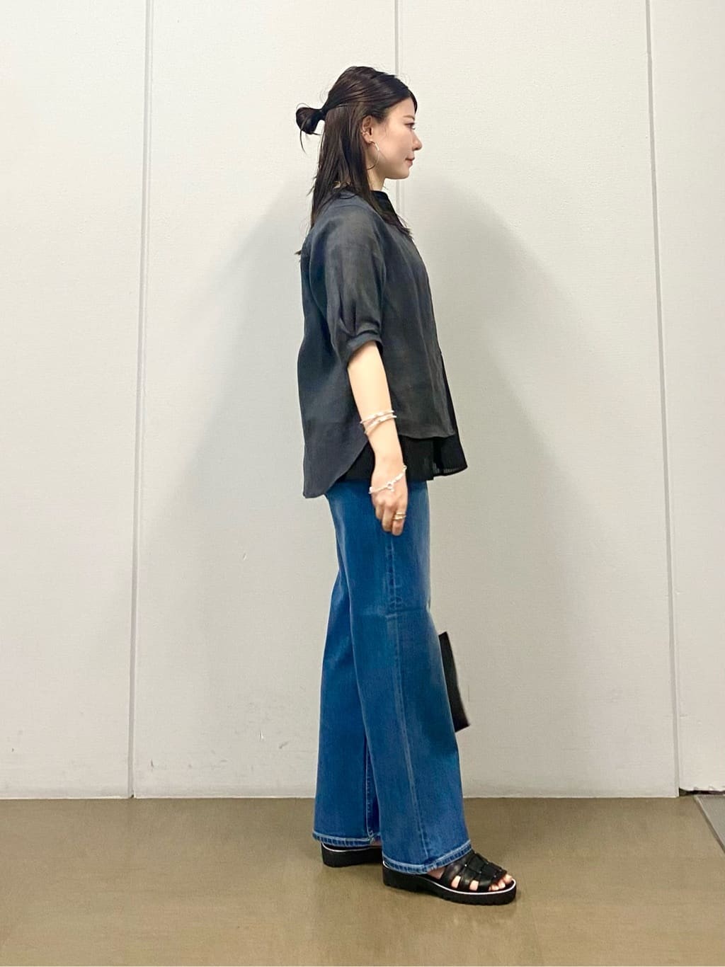 misakiさんの「INDIVI｜【褒められデニム】ワイドストレート デニムパンツ」を使ったコーディネート