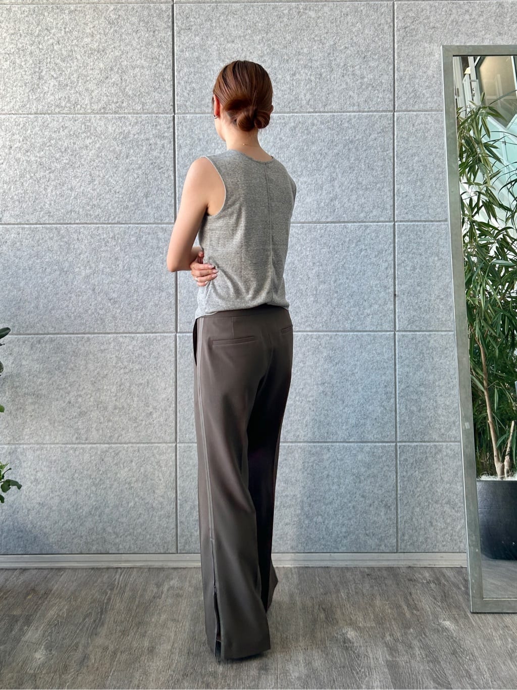 harunaさんの「CODE A｜line zip trousers」を使ったコーディネート
