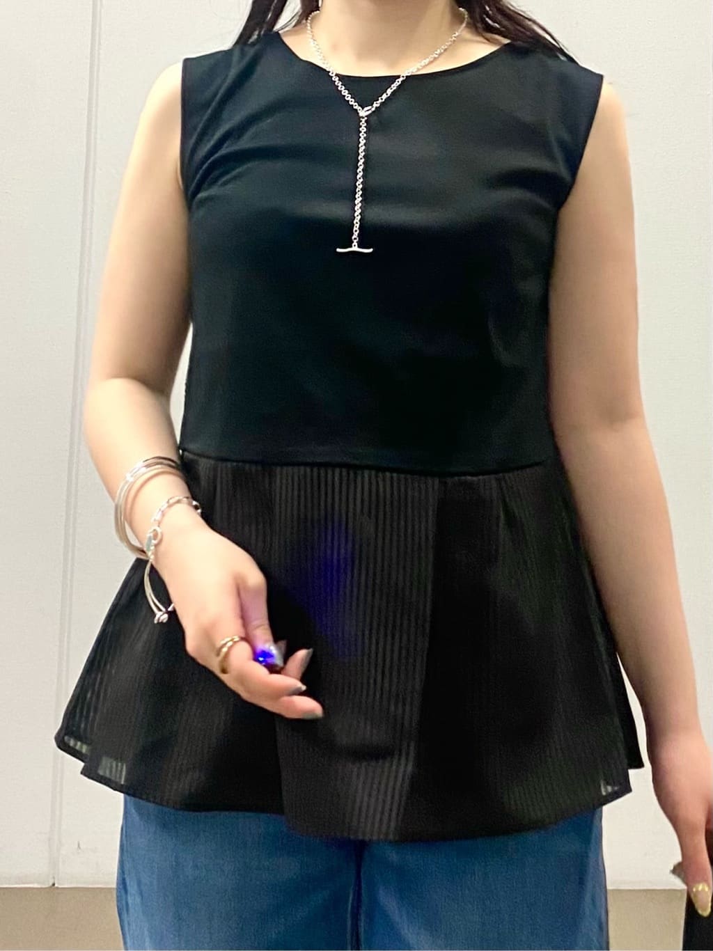 misakiさんの「INDIVI｜【褒められデニム】ワイドストレート デニムパンツ」を使ったコーディネート