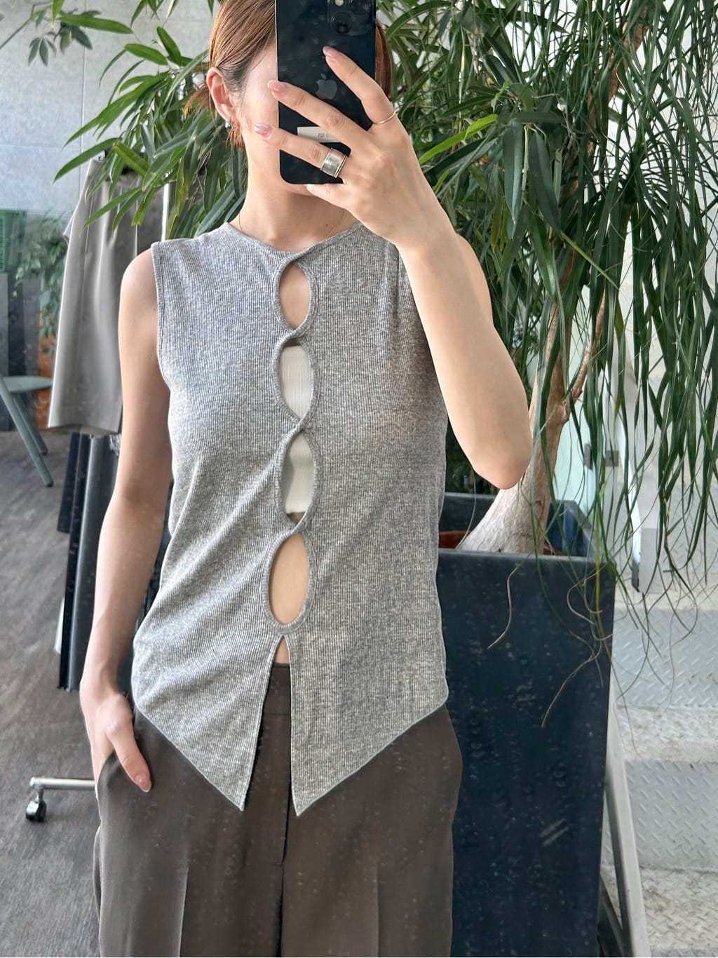 harunaさんの「CODE A｜line zip trousers」を使ったコーディネート