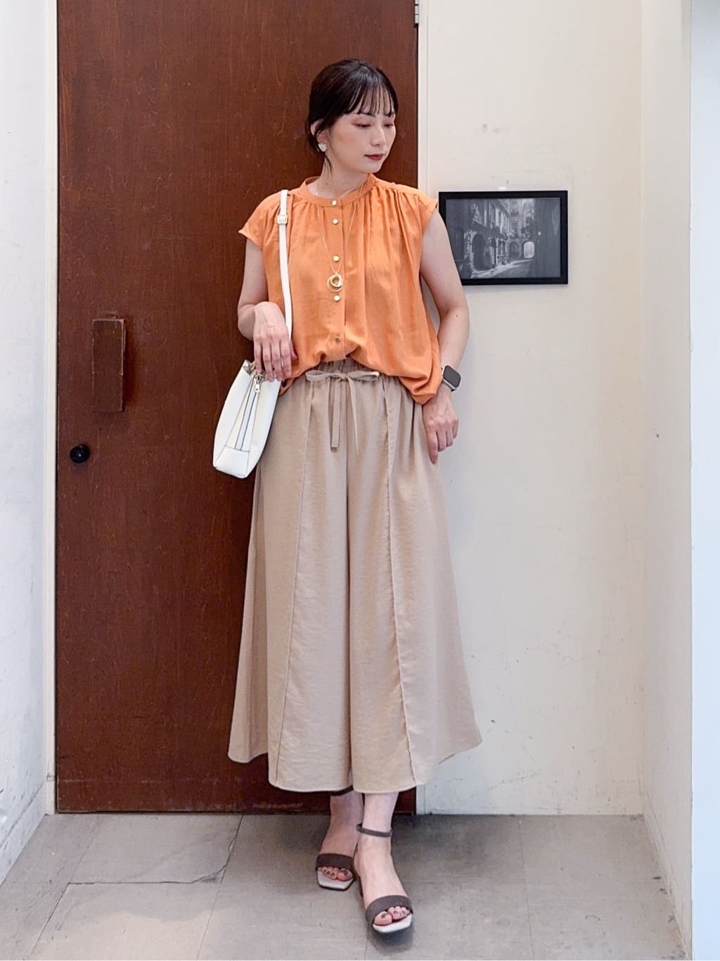 𝐇𝐢𝐫𝐨𝐦𝐢さんの「SHOO･LA･RUE｜【S-LL/ひんやり】さらっとタッチできれい見え ピンタックスカーチョ」を使ったコーディネート