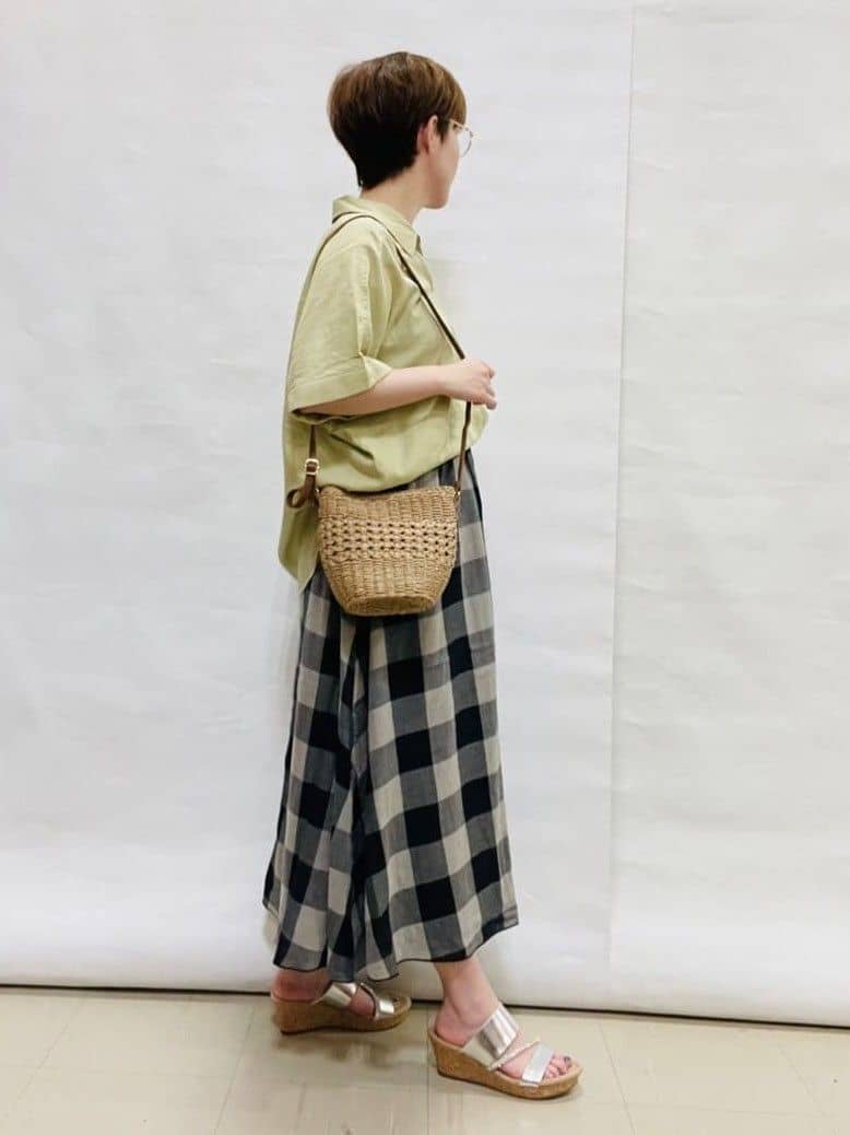 なっちゃんさんの「SHOO･LA･RUE｜【S-LL/UV/接触冷感/抗菌防臭】体型を自然にカバー フレンチリネンブレンド襟付ドルマンシャツ」を使ったコーディネート