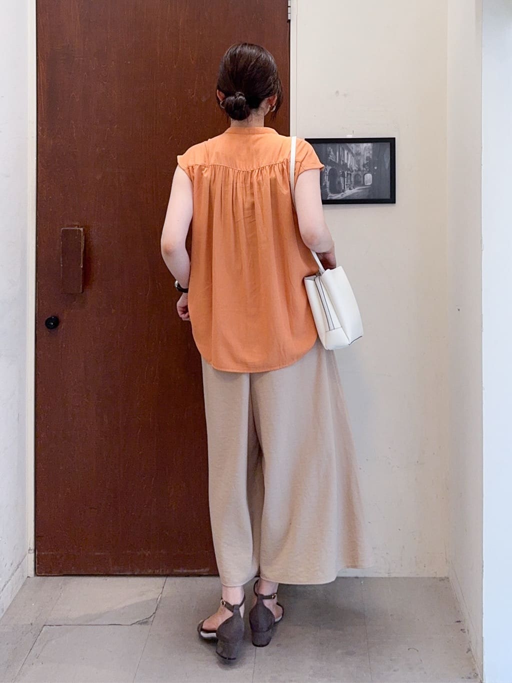 𝐇𝐢𝐫𝐨𝐦𝐢さんの「SHOO･LA･RUE｜【S-LL/ひんやり】さらっとタッチできれい見え ピンタックスカーチョ」を使ったコーディネート
