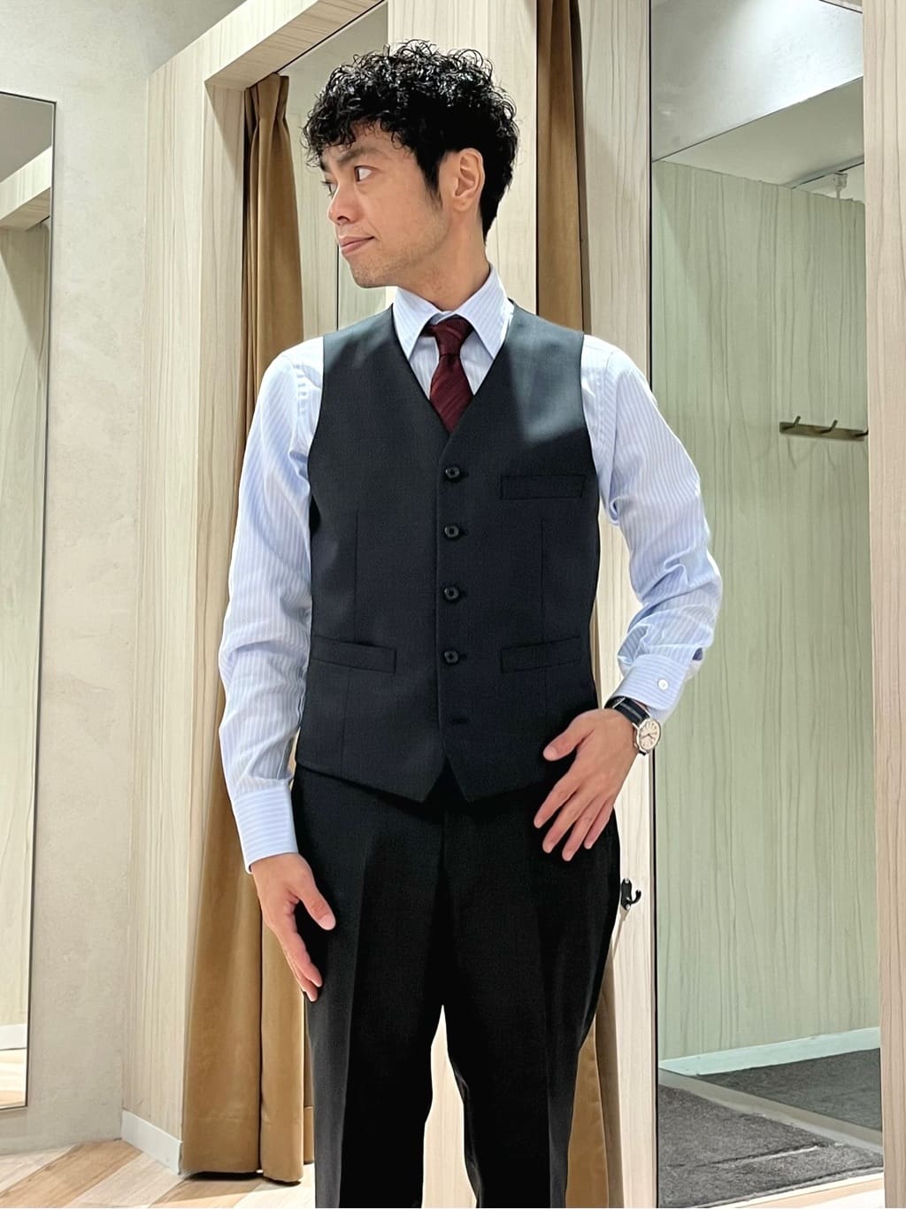 URAさんの「TAKEO KIKUCHI｜【Three by Three】シャイニーシャークピンヘッド スーツ/3ピース対応可」を使ったコーディネート