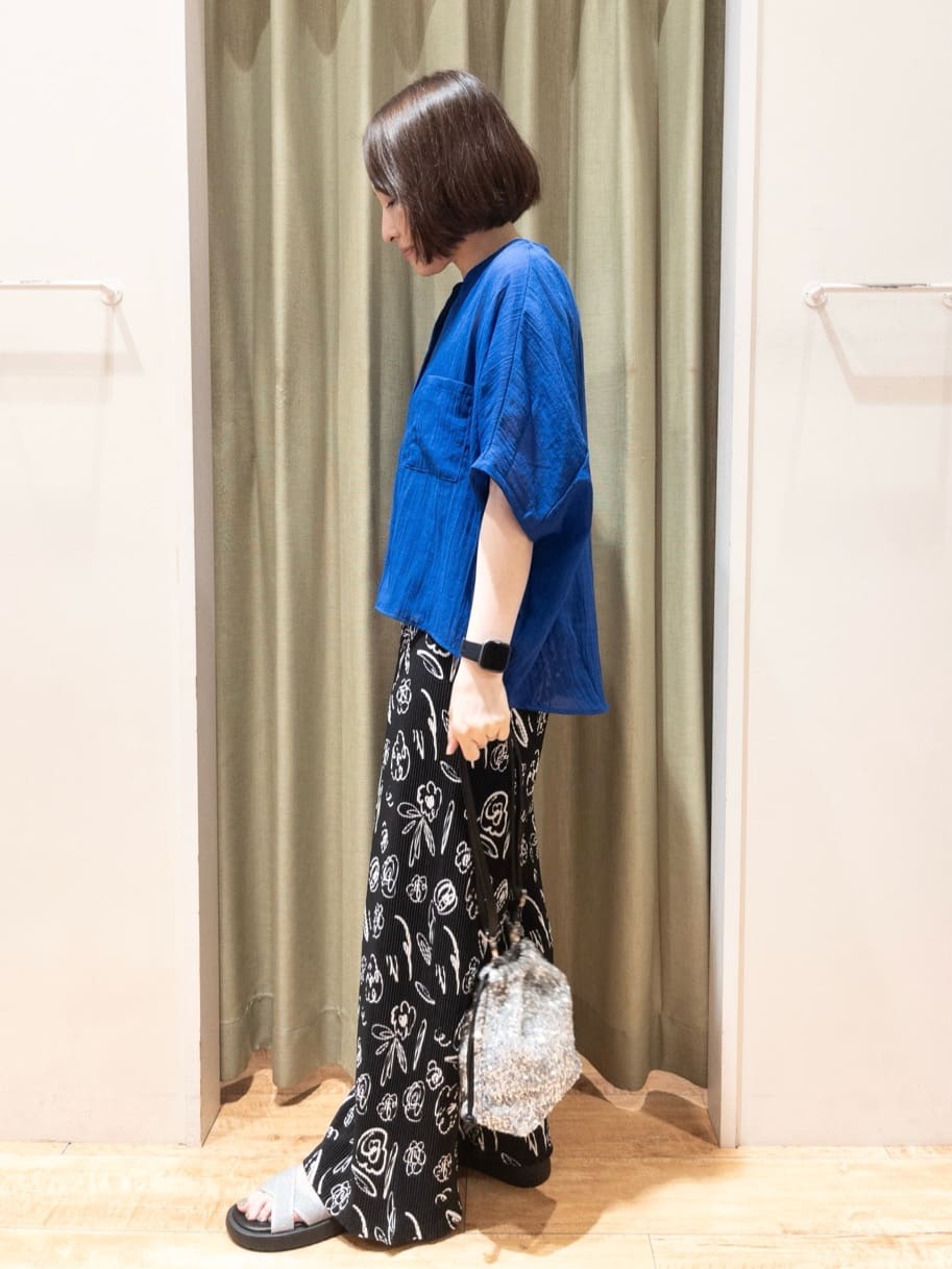 fukuiさんの「SHOO･LA･RUE｜【洗濯機可/柄が選べる】さらさら楽ちん プリーツ ワイドパンツ」を使ったコーディネート