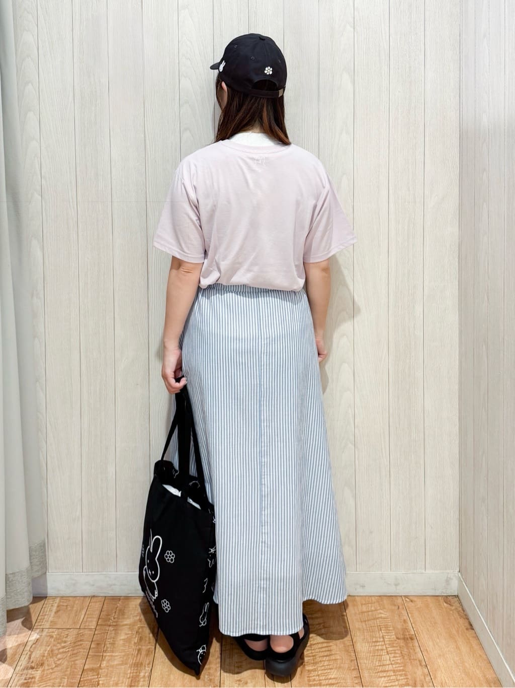 愛さんの「SHOO･LA･RUE｜【miffy】グラフィックTシャツ」を使ったコーディネート