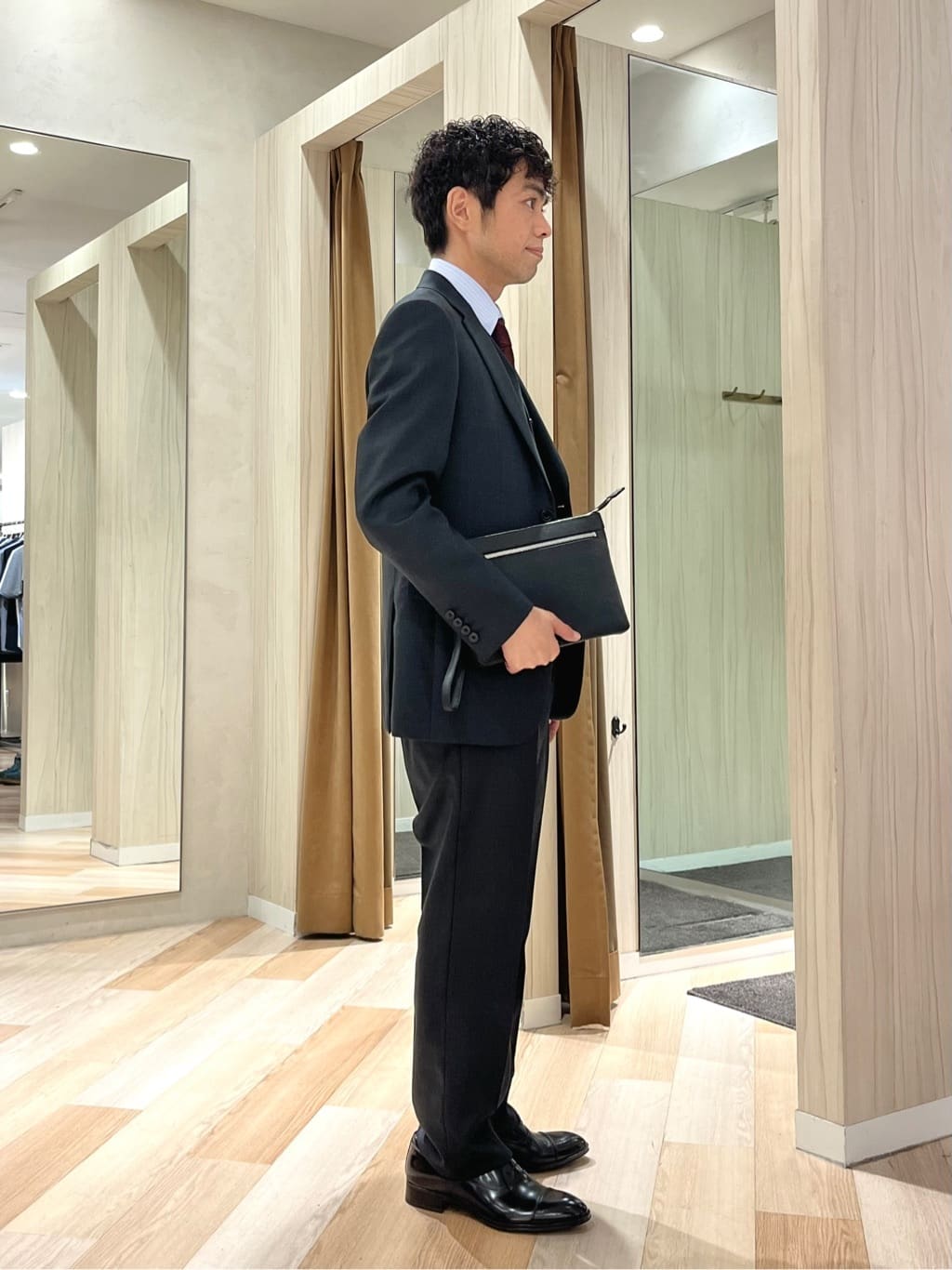 URAさんの「TAKEO KIKUCHI｜【Three by Three】シャイニーシャークピンヘッド スーツ/3ピース対応可」を使ったコーディネート