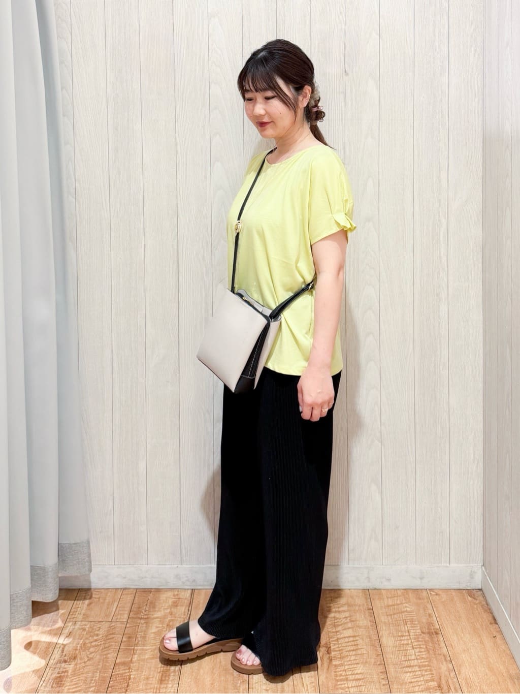 愛さんの「SHOO･LA･RUE｜【S-LL/UV/プチプラ】お袖タックで好印象 デザインTシャツ」を使ったコーディネート