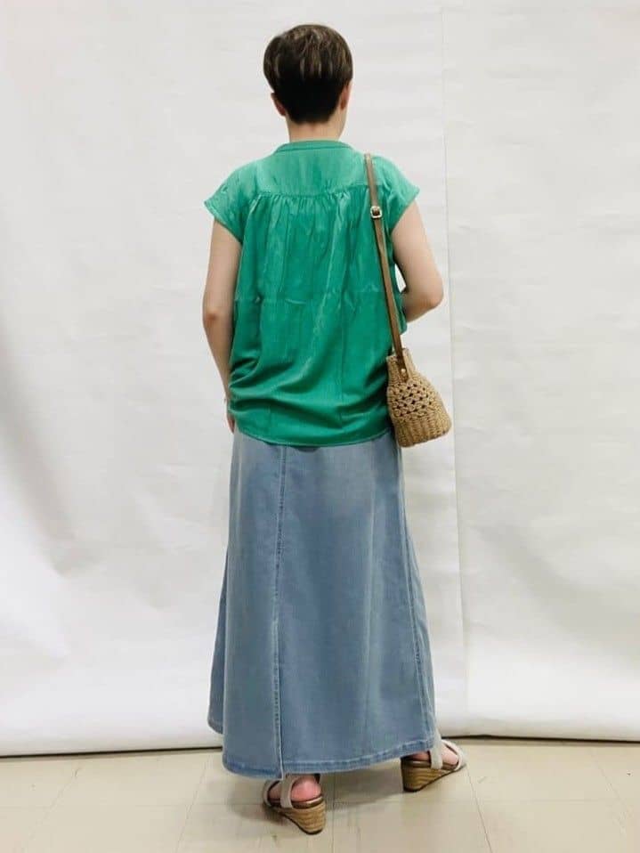 なっちゃんさんの「SHOO･LA･RUE｜【S-LL/洗濯後しわになりにくい】上品にきれい見え スラブギャザーブラウス」を使ったコーディネート