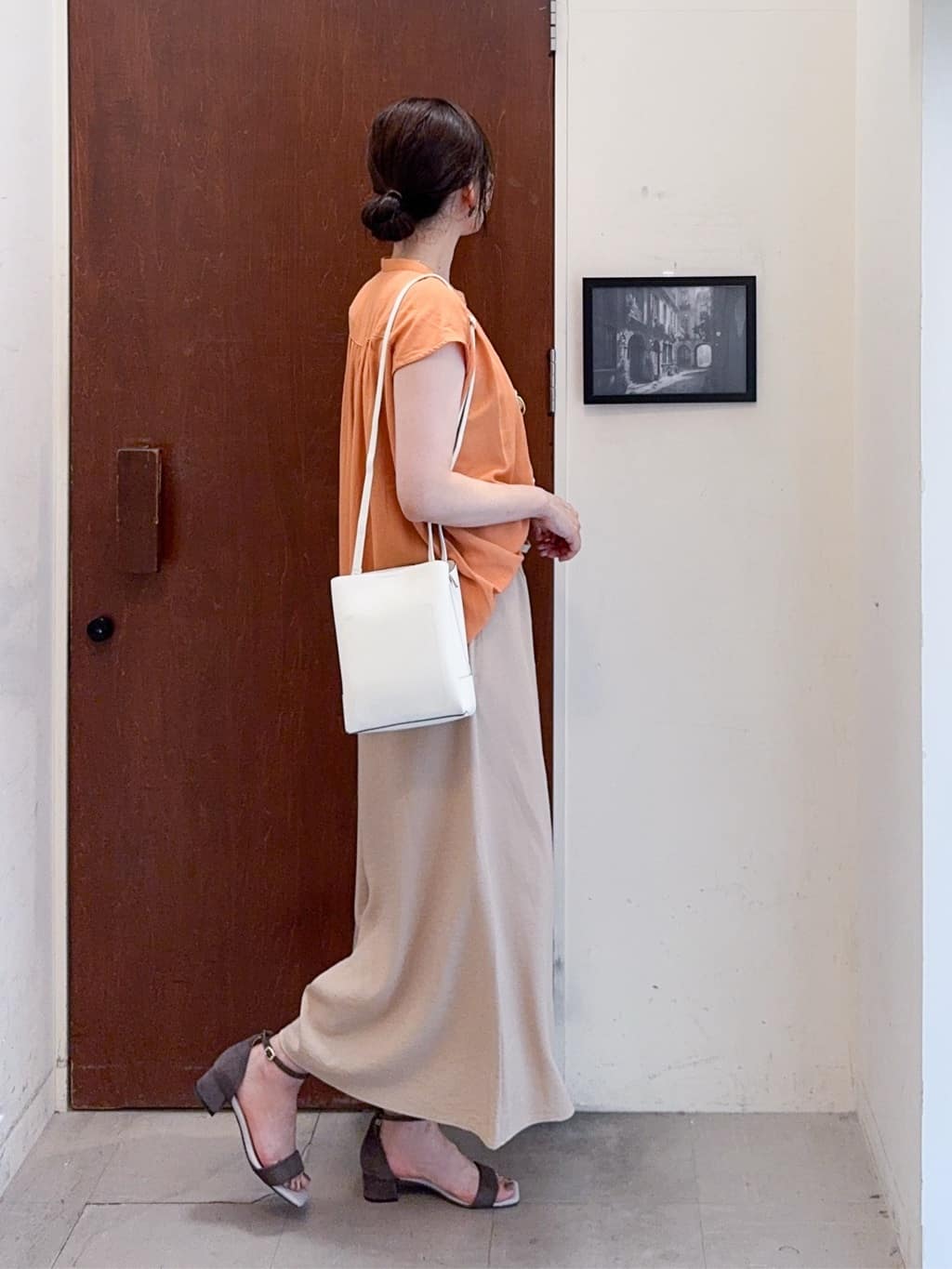 𝐇𝐢𝐫𝐨𝐦𝐢さんの「SHOO･LA･RUE｜【S-LL/ひんやり】さらっとタッチできれい見え ピンタックスカーチョ」を使ったコーディネート